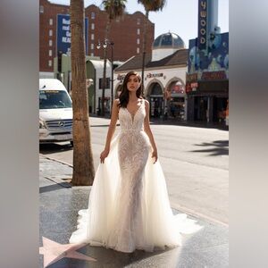 Pronovias Mansfield Plunge Beaded Lace Mermaid Wedding Dress Size 12